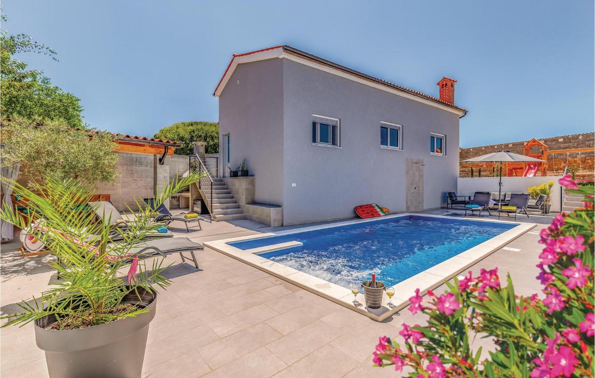 1 Bedroom Stunning In Apartament Pula